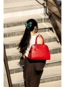 Victor & Hugo Paris Skórzana torebka "Luzd" w kolorze czerwonym - 31 x 24 x 16 cm rozmiar: onesize. Czerwone torebki klasyczne Victor & Hugo Paris, bez wzorów, z materiału, przez ramię, bez dodatków. Za 387,24 zł.