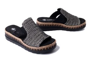 RIEKER V7953-00 black combination, klapki damskie. Czarne klapki Rieker, bez wzorów, z gumy, bez obcasa. Za 263,92 zł.