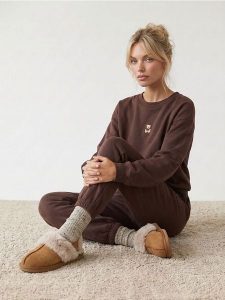 Klapki mule z imitacji zamszu i futerkiem - żółty. Żółte klapki Sinsay, bez wzorów, bez obcasa. Za 39,99 zł.