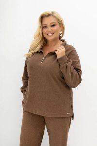 Oversizowa prążkowana bluza Good Day Ahead z kołnierzem i zamkiem w kolorze kakao/ciepły brąz Plus Size Oversize. Białe bluzy Moda Size Plus Iwanek, l, bez wzorów, z dzianiny, bez kaptura. Za 219,90 zł.