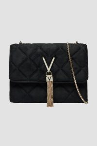 VALENTINO Czarna damska zamszowa torebka Charlotte Flap Bag. Czarne torebki klasyczne Valentino by Mario Valentino, bez wzorów, ze skóry ekologicznej, zamszowe, bez dodatków. W wyprzedaży za 294,99 zł.