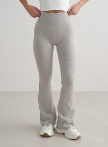 Damskie legginsy bezszwowe, prążkowane, squat proof, dzwony, skrócone szare. Szare legginsy AIM'N, bez wzorów, z dzianiny, z podwyższonym stanem, długie. Za 165,76 zł.