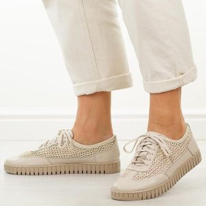 Beżowe lotos skórzane Polskie półbuty damskie Deoni D653. Brązowe półbuty Deoni, na jesień, bez wzorów, z jeansu, z okrągłym noskiem, bez obcasa, na płaskiej podeszwie, bez zapięcia. W wyprzedaży za 395,10 zł.