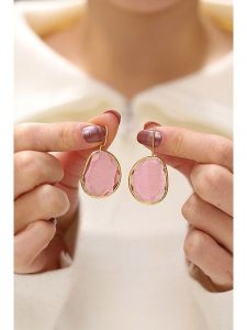 L'Atelier de Gaia Pozłacane kolczyki z elementami ozdobnymi rozmiar: onesize. Różowe kolczyki L'Atelier de Gaia, pozłacane. Za 43,99 zł.