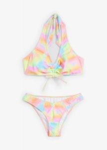 Bikini z ramiączkami wiązanymi na szyi z marszczeniem (2 części). Żółte bikini bonprix, bez wzorów. Za 74,99 zł.