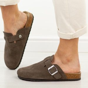 C. Brązowe skórzane klapki damskie Vinceza 101332. Brązowe klapki VINCEZA, bez wzorów, z bawełny, bez obcasa, na płaskiej podeszwie. Za 159,00 zł.