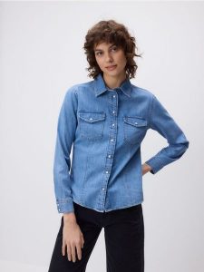 Jeansowa koszula z kieszeniami - niebieski. Niebieskie koszule Reserved, l, bez wzorów, z denimu, bez kołnierzyka, bez ramiączek. W wyprzedaży za 79,99 zł.