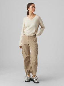 Vero Moda Sweter "Rain" w kolorze kremowym rozmiar: S. Brązowe swetry oversize Vero Moda, s, bez wzorów, z wełny, bez ramiączek. Za 76,27 zł.