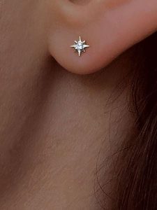 DIA DIAMONDS Srebrne kolczyki-wkrętki z diamentami rozmiar: onesize. Szare kolczyki DIA DIAMONDS, z diamentem, srebrne. Za 131,12 zł.