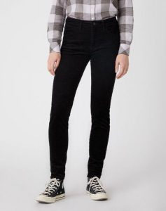 DAMSKIE SPODNIE MATERIAŁOWE WRANGLER SKINNY W28KWL100 112128354. Rurki Wrangler, z materiału. Za 189,99 zł.