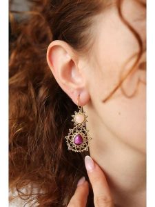 Pierres delicates Pozłacane kolczyki z agatem i kwarcem rozmiar: onesize. Różowe kolczyki Pierres delicates, z agatem, pozłacane. Za 78,66 zł.