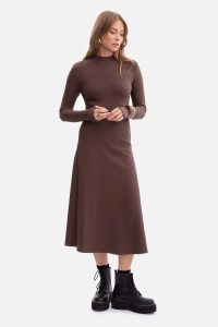 Bawełniana sukienka dzianinowa z golfem rozkloszowana brąz. Sukienki Bewear, do pracy, m, bez wzorów, z bawełny, biznesowe, bez kołnierzyka, bez ramiączek, rozkloszowane. Za 259,00 zł.