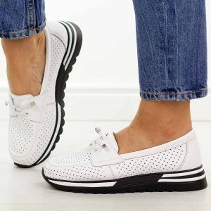 Białe ażurowe skórzane półbuty damskie S.Barski 7066. Białe półbuty S.BARSKI, na jesień, w ażurowe wzory, z jeansu, z okrągłym noskiem, bez obcasa, na płaskiej podeszwie, bez zapięcia. Za 239,00 zł.