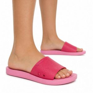 Klapki damskie Ipanama 83583 ANAT CLASSIC SLIDE FEM. Czerwone klapki Ipanema, bez wzorów, z materiału, bez obcasa. Za 55,00 zł.