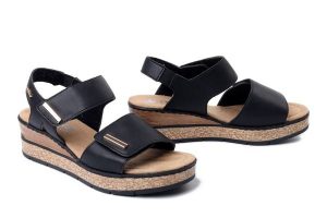 RIEKER 63781-00 black, sandały damskie. Czarne sandały Rieker, bez wzorów, z gumy, bez obcasa, bez zapięcia. Za 339,90 zł.