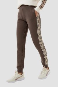 GUESS Brązowe damskie spodnie dresowe Britney Jogger. Brązowe spodnie dresowe Guess, m, z aplikacjami, z bawełny. W wyprzedaży za 322,99 zł.