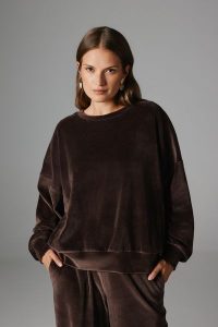 WELUROWA BLUZA PAULA CZEKOLADOWA S - Flawless. Brązowe bluzy Flawless, s, bez wzorów, z materiału, bez kaptura. Za 329,00 zł.