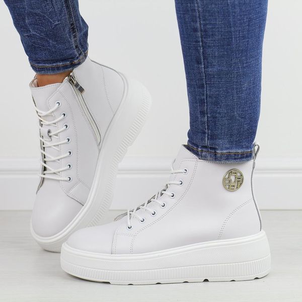 Białe skórzane botki damskie Filippo dbt6374/25. Białe botki Filippo, na jesień, bez wzorów, z polaru, z okrągłym noskiem, bez obcasa, na platformie, bez zapięcia. Za 299,00 zł.