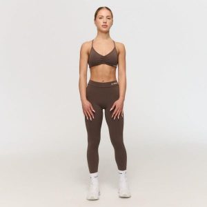 Legginsy damskie fitness z wysokim stanem cappuccino Fierce V-back. Brązowe legginsy GYMBEAM, bez wzorów, z elastanu, z podwyższonym stanem, długie. Za 113,90 zł.