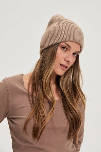 Czapka z dżetami beżowa. Brązowe czapki MOODO, bez wzorów, z poliamidu. W wyprzedaży za 49,99 zł.