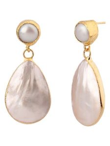 Pierres delicates Pozłacane kolczyki-wkrętki z masą perłową rozmiar: onesize. Białe kolczyki Pierres delicates, z perłą, pozłacane. Za 61,45 zł.