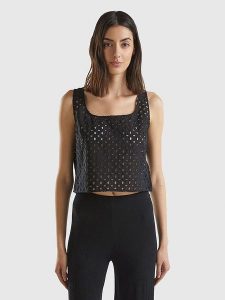 Benetton Bluzka w kolorze czarnym rozmiar: XS. Czarne bluzki Benetton, xs, bez wzorów, bez kołnierzyka, bez ramiączek. Za 61,46 zł.