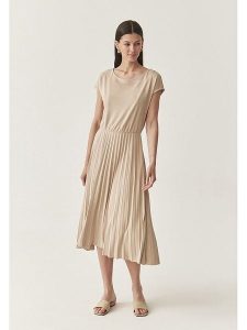 TATUUM Sukienka w kolorze beżowym rozmiar: L. Brązowe sukienki Tatuum, l, bez wzorów, bez kołnierzyka, bez ramiączek, midi. Za 223,45 zł.