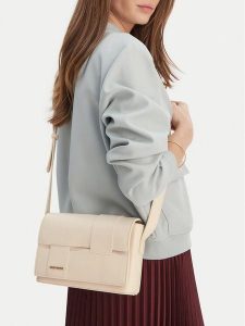 GINO ROSSI Torebka C-KY185 Écru. Listonoszki Gino Rossi, bez wzorów, z materiału, bez dodatków. Za 179,99 zł.