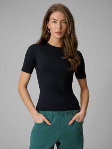 4F T-shirt slim gładki damski - czarny XS. Czarne t-shirty 4f, xs, bez wzorów, z materiału, bez kołnierzyka, bez ramiączek. Za 79,99 zł.