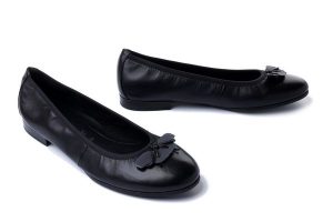 TAMARIS 1-22116-41 001 black, baleriny damskie. Czarne balerinki Tamaris, bez wzorów, bez obcasa, na obcasie, bez zapięcia. Za 249,90 zł.