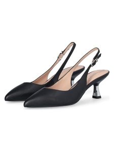 Liu Jo Skórzane czółenka w kolorze czarnym rozmiar: 40. Czarne czółenka Liu Jo, bez wzorów, bez obcasa, bez zapięcia. Za 321,39 zł.