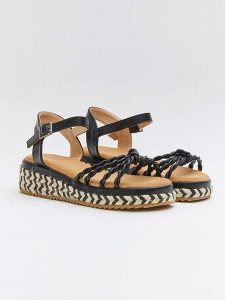 Bellucci Sandały w kolorze czarnym na koturnie rozmiar: 37. Czarne sandały Bellucci, bez wzorów, z otwartym noskiem, bez obcasa, na koturnie, bez zapięcia. Za 73,99 zł.