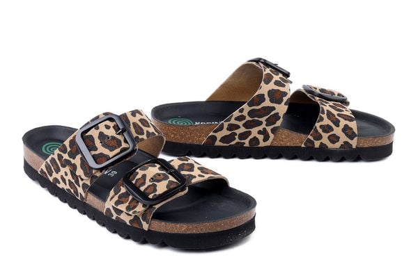 DR. BRINKMANN 700917-00 leo, klapki damskie. Brązowe klapki Dr. Brinkmann, bez wzorów, ze skóry, bez obcasa. Za 329,90 zł.