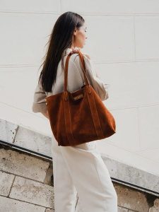 Maison héritage PARIS Skórzany shopper bag "Naya" w kolorze jasnobrązowym - 41 x 30 x 10 cm rozmiar: onesize. Brązowe shopper bag Maison héritage PARIS, bez wzorów, z materiału, na ramię, bez dodatków. Za 434,99 zł.