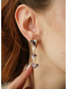 Pierres delicates Pozłacane kolczyki-wkrętki z ametystami rozmiar: onesize. Fioletowe kolczyki Pierres delicates, z ametystem, pozłacane. Za 52,99 zł.