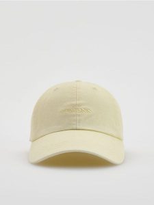 Czapka z daszkiem - jasnożółty. Żółte czapki Reserved, bez wzorów. Za 59,99 zł.