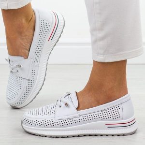 Białe ażurowe skórzane półbuty damskie Cambell 07302. Białe półbuty Cambell, na jesień, w ażurowe wzory, z jeansu, bez obcasa, na płaskiej podeszwie, bez zapięcia. Za 219,00 zł.