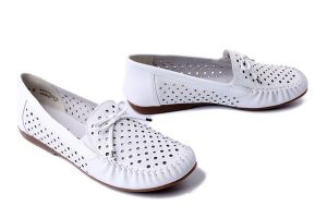 RIEKER L6352-80 white, półbuty damskie. Białe balerinki Rieker, w ażurowe wzory, bez obcasa, bez zapięcia. Za 319,90 zł.