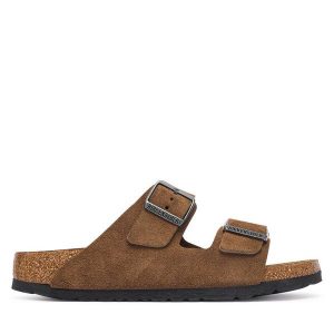 Klapki Birkenstock. Brązowe klapki Birkenstock, bez wzorów, bez obcasa. Za 494,99 zł.