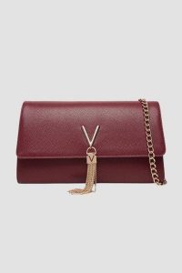 VALENTINO Bordowa kopertówka Pochette. Czerwone torebki wieczorowe Valentino by Mario Valentino, bez wzorów, bez dodatków. W wyprzedaży za 229,99 zł.