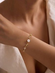 Lodie Silver Pozłacana bransoletka z elementami ozdobnymi rozmiar: onesize. Białe bransoletki Lodie Silver, z cyrkonią, pozłacane. Za 173,99 zł.