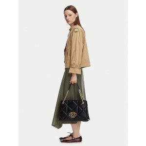 Torebka LOVE MOSCHINO. Czarne shopper bag LOVE MOSCHINO, bez wzorów, bez dodatków. Za 789,99 zł.