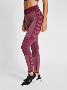 Damskie legginsy mid-rise Hummel Clea. Fioletowe legginsy Hummel, bez wzorów, z dzianiny, z standardowym stanem. Za 194,00 zł.