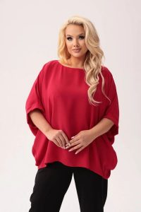 Czerwona kimonowa bluzka Gabi PLUS SIZE XXL. Czerwone bluzki Moda Size Plus Iwanek, plus size, bez wzorów, z elastanu, eleganckie, z asymetrycznym kołnierzem, plus size, bez ramiączek. Za 199,90 zł.