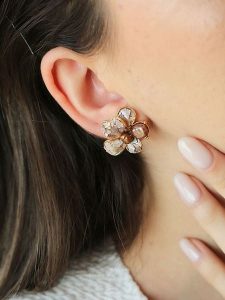 L'Atelier de Gaia Pozłacane kolczyki-wkrętki rozmiar: onesize. Brązowe kolczyki L'Atelier de Gaia, z perłą, pozłacane. Za 69,99 zł.