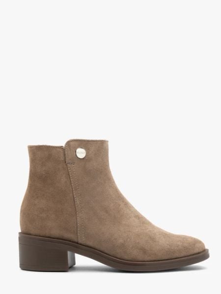 Szarobeżowe ocieplane botki. Szare botki Ryłko, bez wzorów, ze skóry, z okrągłym noskiem, za kostkę, bez obcasa, na obcasie, bez zapięcia. W wyprzedaży za 329,99 zł.