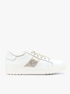 Białe skórzane półbuty z platynowym paskiem. Białe półbuty Ryłko, bez wzorów, z materiału, z okrągłym noskiem, bez obcasa, na płaskiej podeszwie, bez zapięcia. Za 449,99 zł.