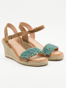 Bellucci Sandały w kolorze jasnobrązowym na koturnie rozmiar: 38. Brązowe sandały Bellucci, bez wzorów, z otwartym noskiem, bez obcasa, na koturnie, bez zapięcia. Za 92,21 zł.