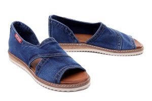 ARTIKER RELAKS 46C0211 jeans, sandały damskie. Niebieskie sandały Artiker Relaks, bez wzorów, z jeansu, bez obcasa, bez zapięcia. Za 223,92 zł.