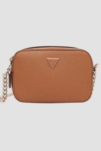 GUESS Brązowa kopertówka damska Noelle II. Brązowe torebki klasyczne Guess, z aplikacjami, ze skóry ekologicznej, bez dodatków. W wyprzedaży za 419,99 zł.